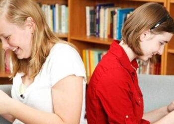 US Schools Enforce Strict Smartphone Policies to Combat Classroom Distractions