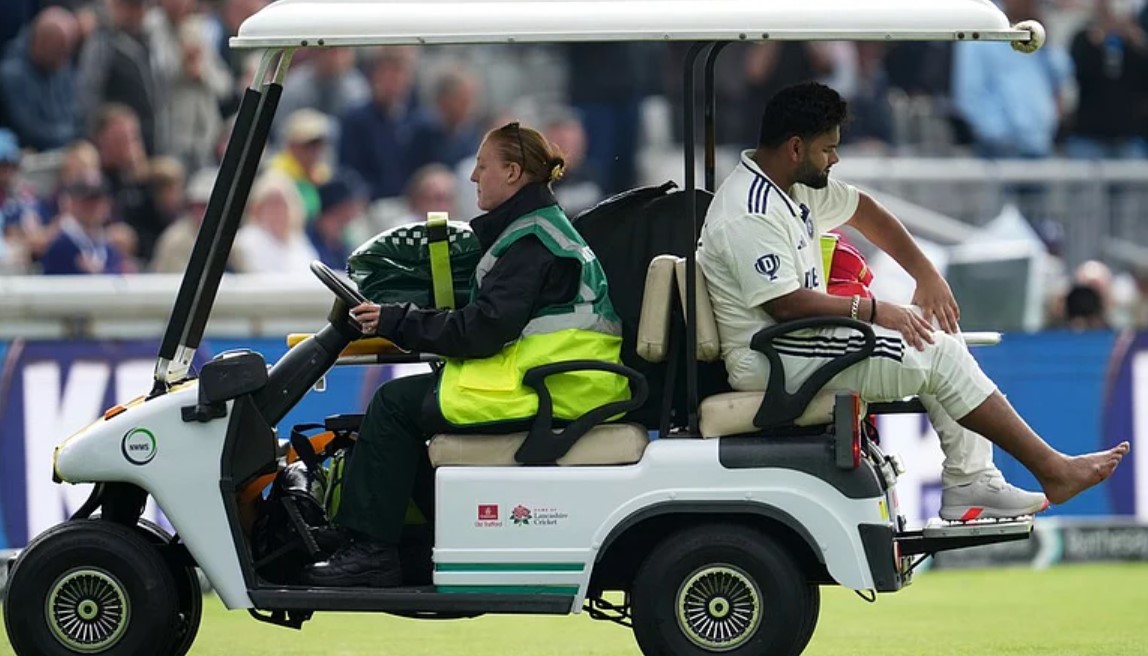 rishabh pant on crutches england test 2025
